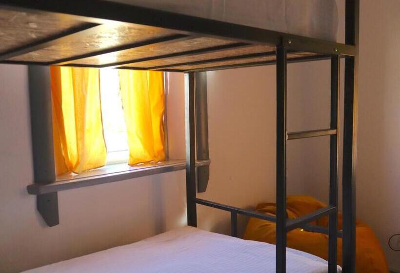 Esenin 1 Hostel & Bar