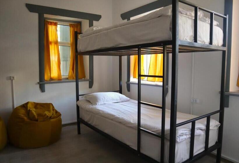 Esenin 1 Hostel & Bar