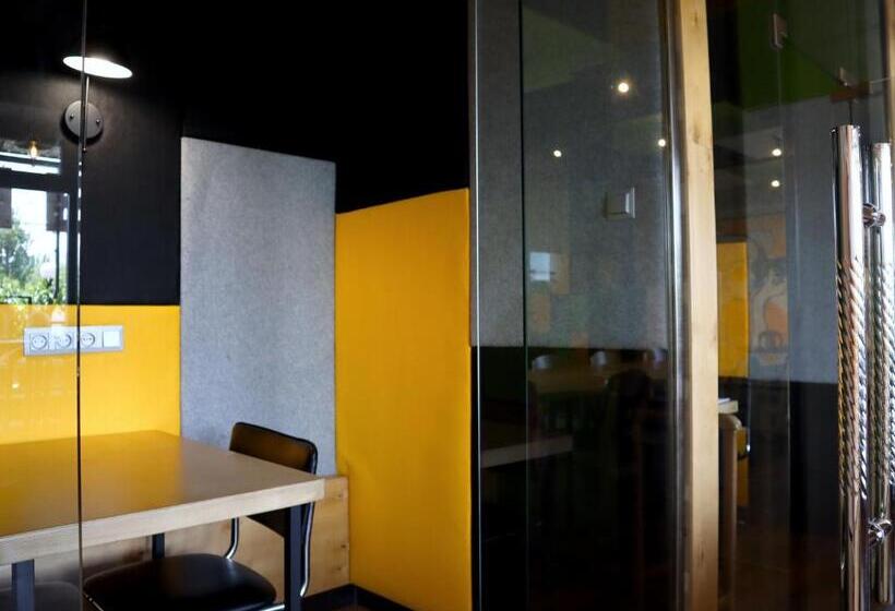 Esenin 1 Hostel & Bar