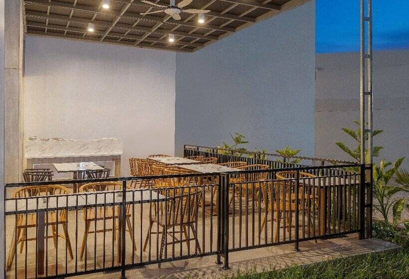 Отель Harper Banjarmasin By Aston