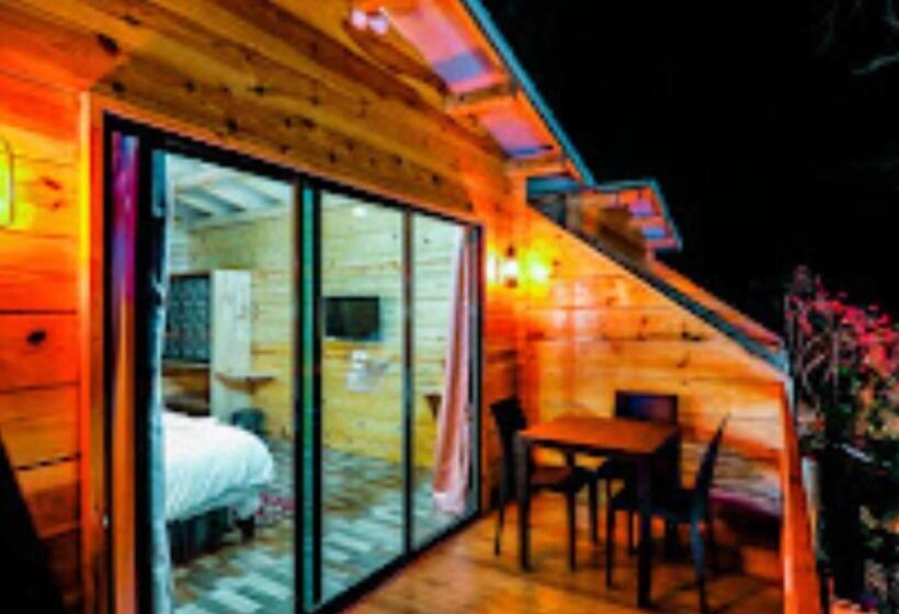 בית מלון כפרי Kaas Woods Resort, Satara