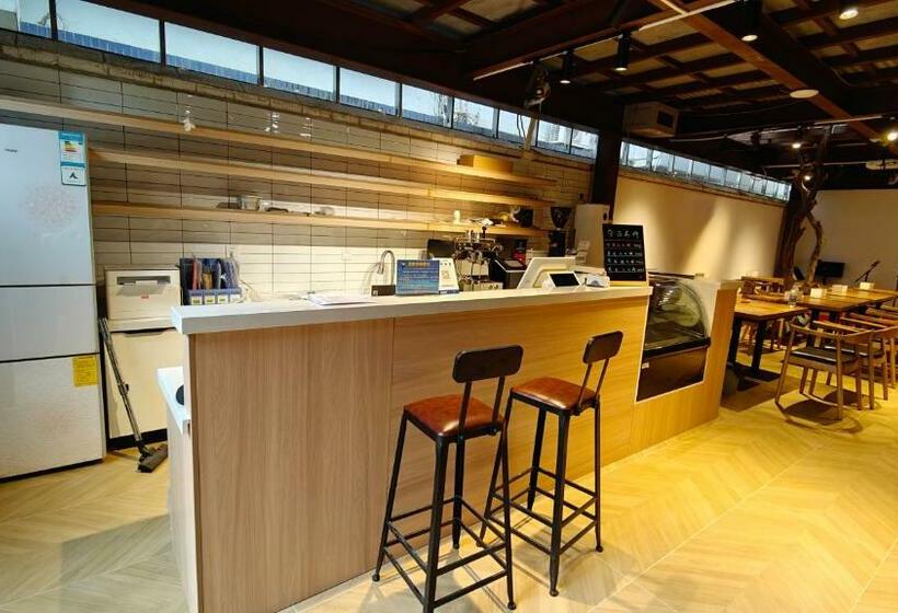 Slow Tune Space Youth Hostel