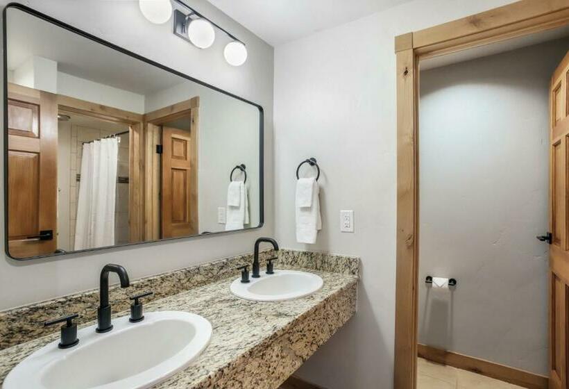 Studio @ The Village W/incredible Views~sleeps 4