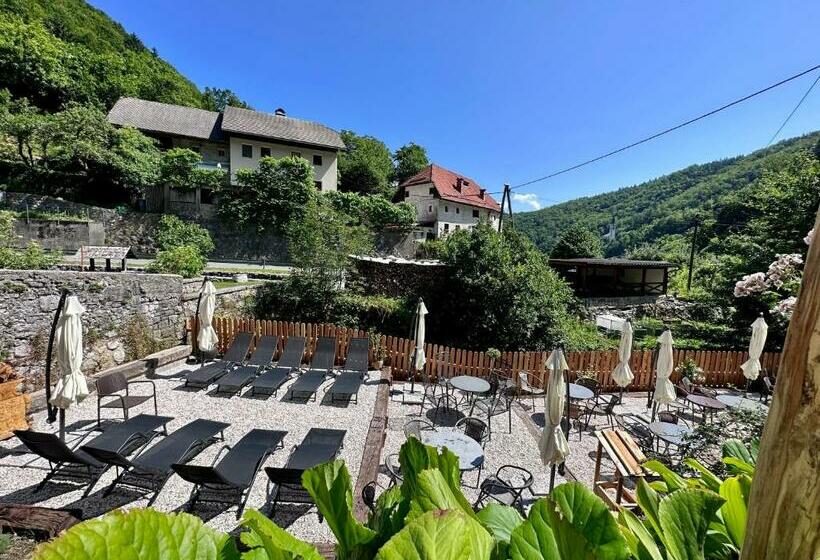 هاستل Bajta Kroparica