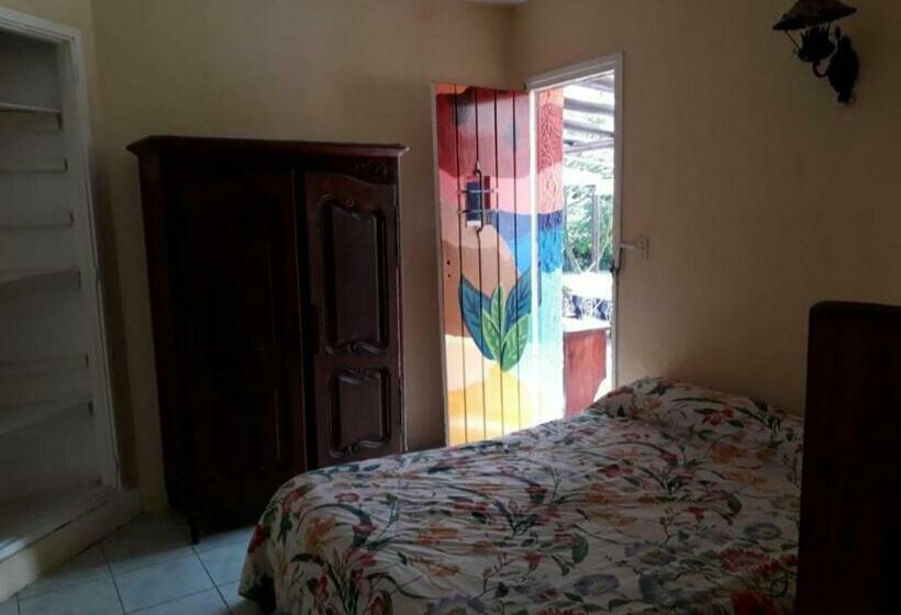 Hostel Flor De Lis Room 75uss Blue X Dia