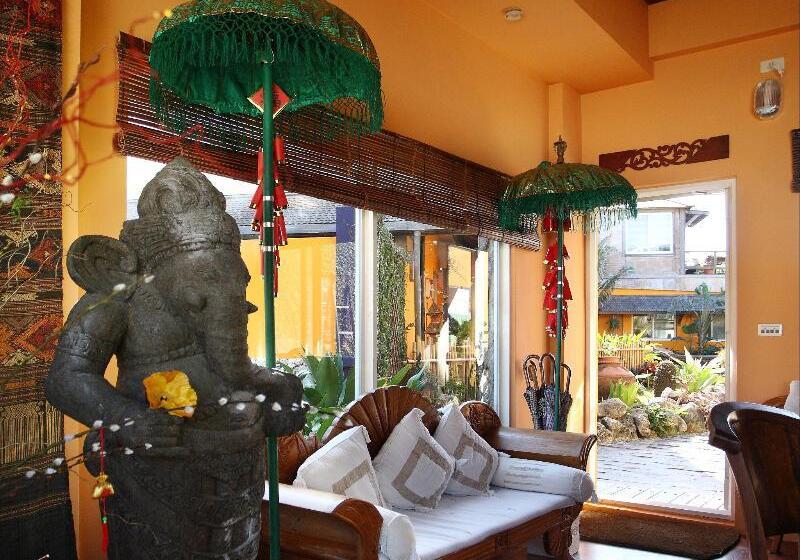 تختخواب و صبحانه Red Garden Resort