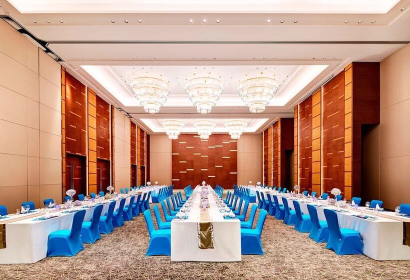 Отель Aloft Dynamic Town