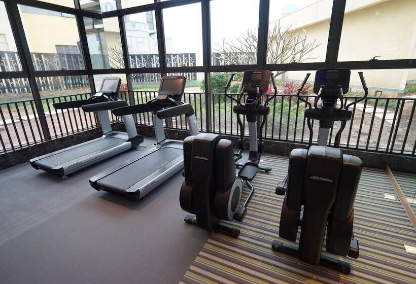 Отель Aloft Dynamic Town