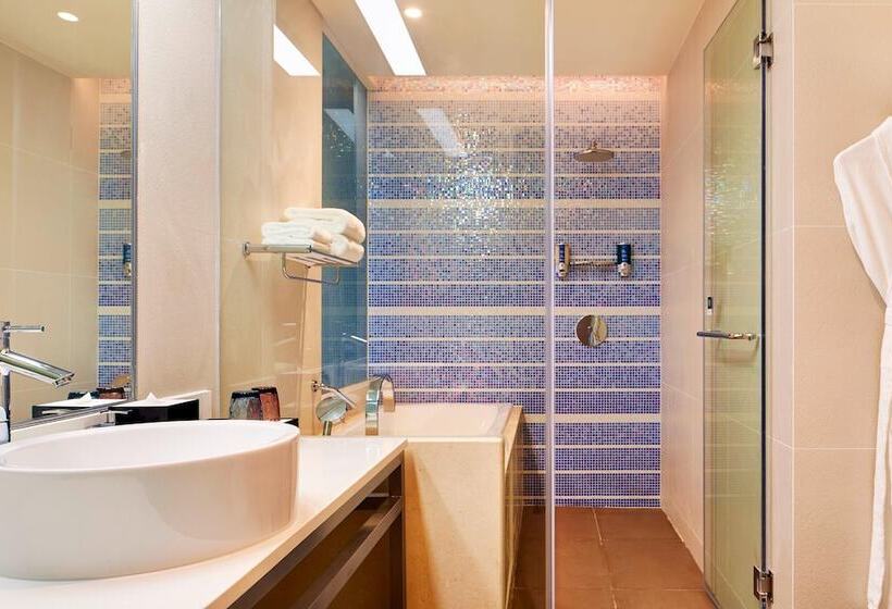 Отель Aloft Dynamic Town