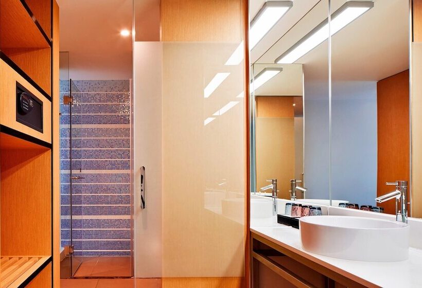 Отель Aloft Dynamic Town