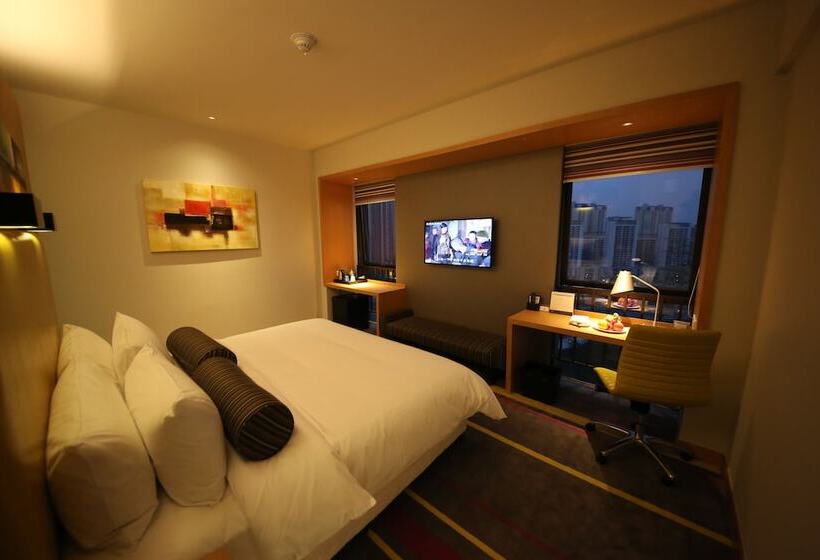 Отель Aloft Dynamic Town