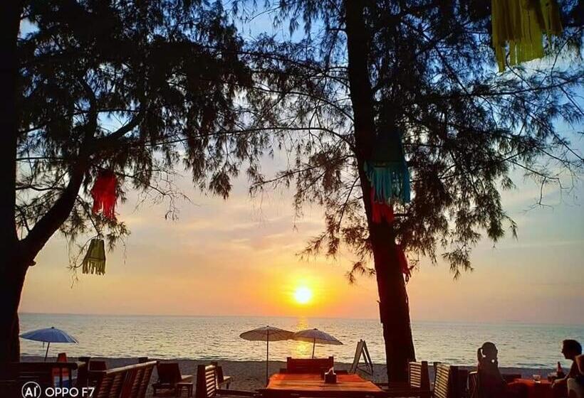 Отель Eco Lanta Hideaway Beach Resort