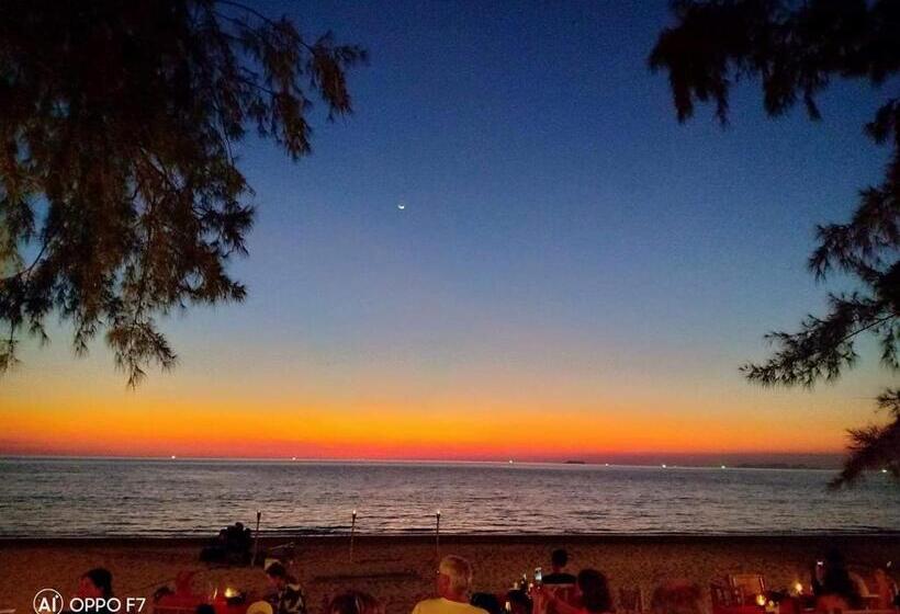 Отель Eco Lanta Hideaway Beach Resort