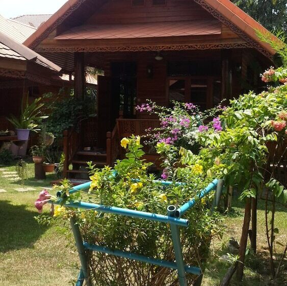 Отель Golden Teak Resort Baan Sapparot