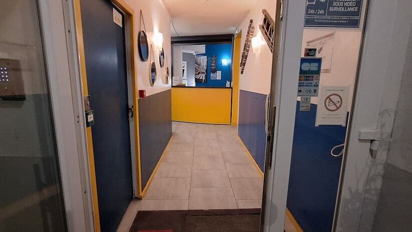 Отель Hôtel Le Saint Quentin