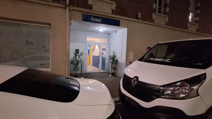 Отель Hôtel Le Saint Quentin