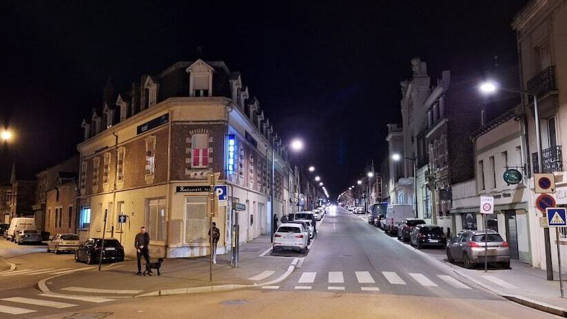 Отель Hôtel Le Saint Quentin