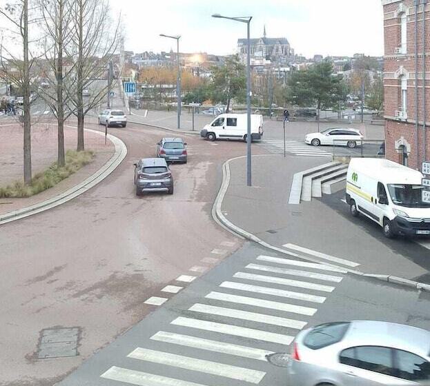 Отель Hôtel Le Saint Quentin