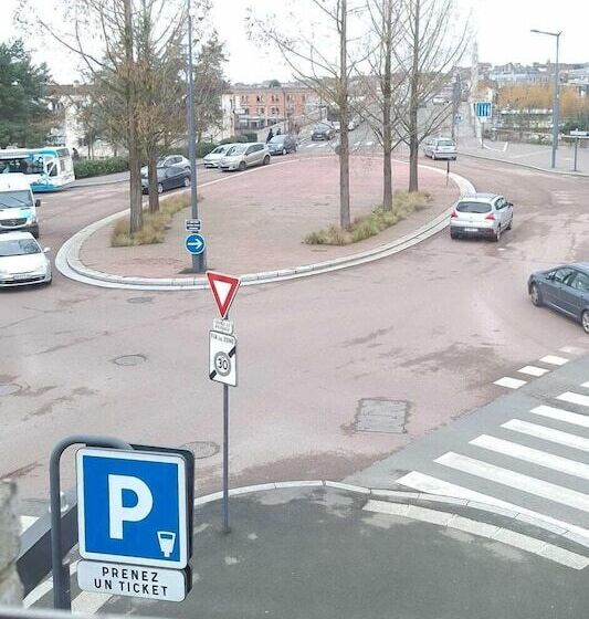 Отель Hôtel Le Saint Quentin