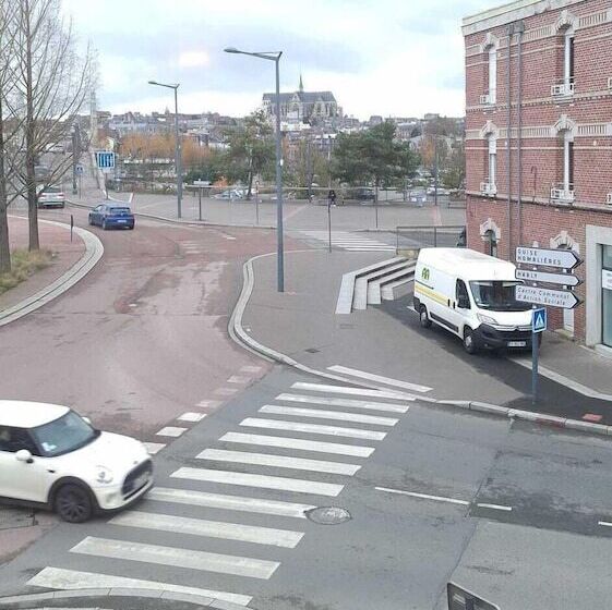 Отель Hôtel Le Saint Quentin