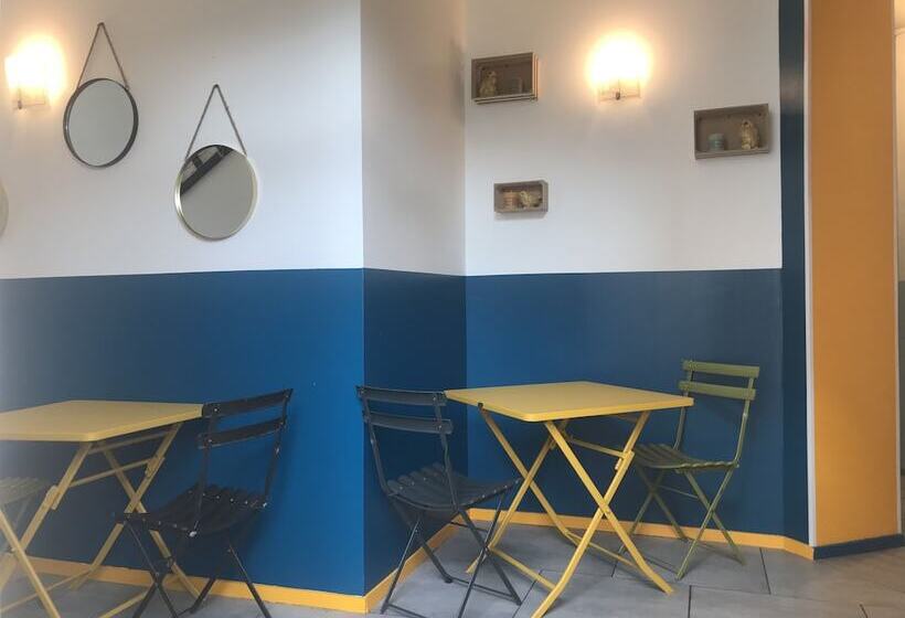 Отель Hôtel Le Saint Quentin