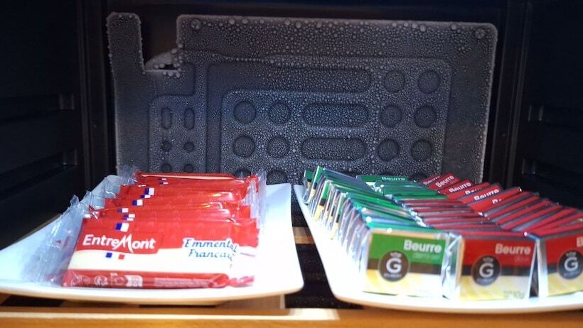 Отель Hôtel Le Saint Quentin