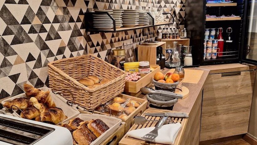 Отель Hôtel Le Saint Quentin