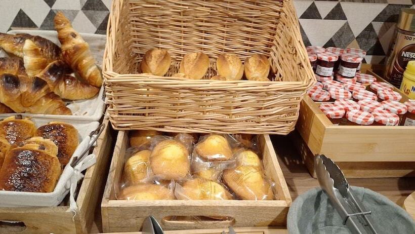 Отель Hôtel Le Saint Quentin