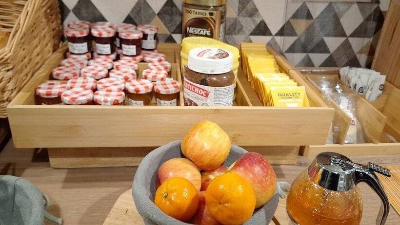 Отель Hôtel Le Saint Quentin