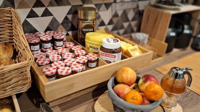 Отель Hôtel Le Saint Quentin