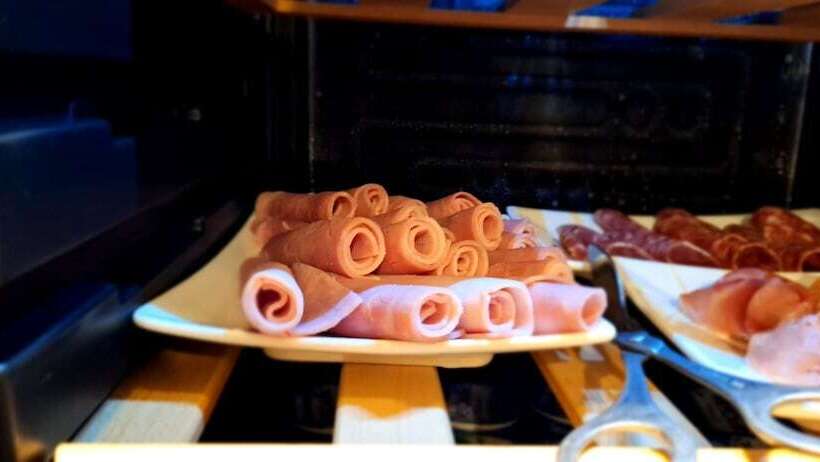 Отель Hôtel Le Saint Quentin