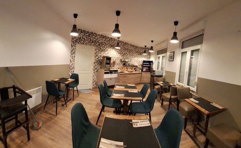 Отель Hôtel Le Saint Quentin