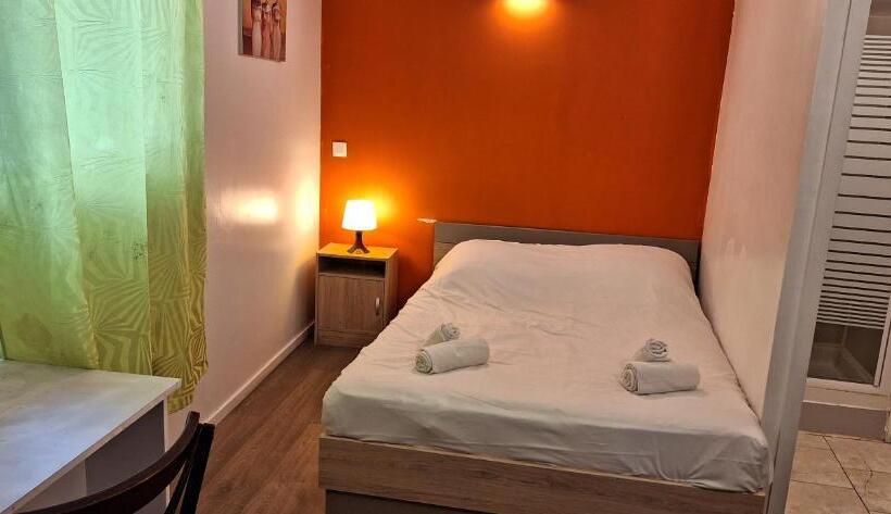 Отель Hôtel Le Saint Quentin