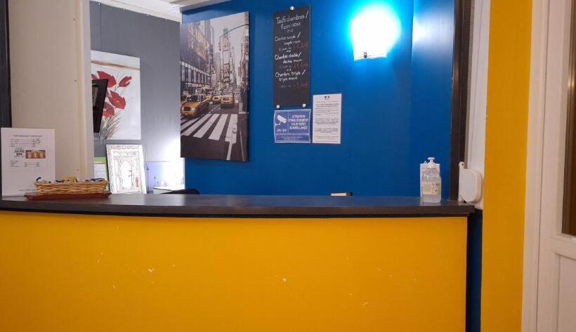 Отель Hôtel Le Saint Quentin