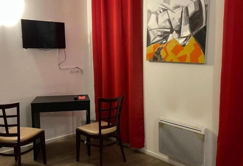 Отель Hôtel Le Saint Quentin