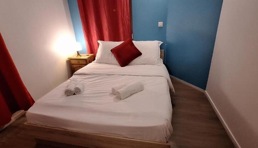 Отель Hôtel Le Saint Quentin