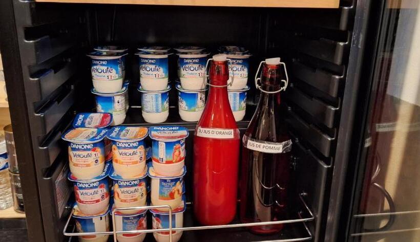 Отель Hôtel Le Saint Quentin