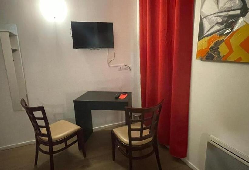 Отель Hôtel Le Saint Quentin