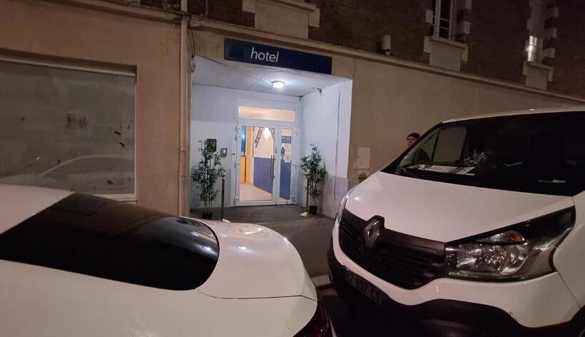 Отель Hôtel Le Saint Quentin