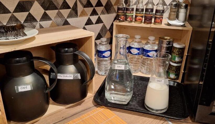 Отель Hôtel Le Saint Quentin