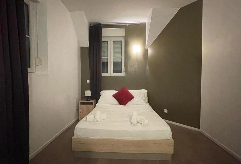 Отель Hôtel Le Saint Quentin