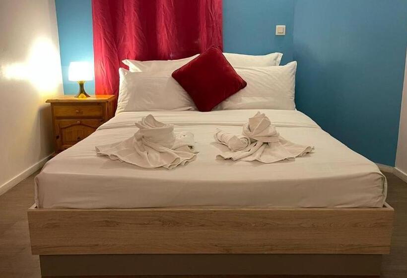 Отель Hôtel Le Saint Quentin