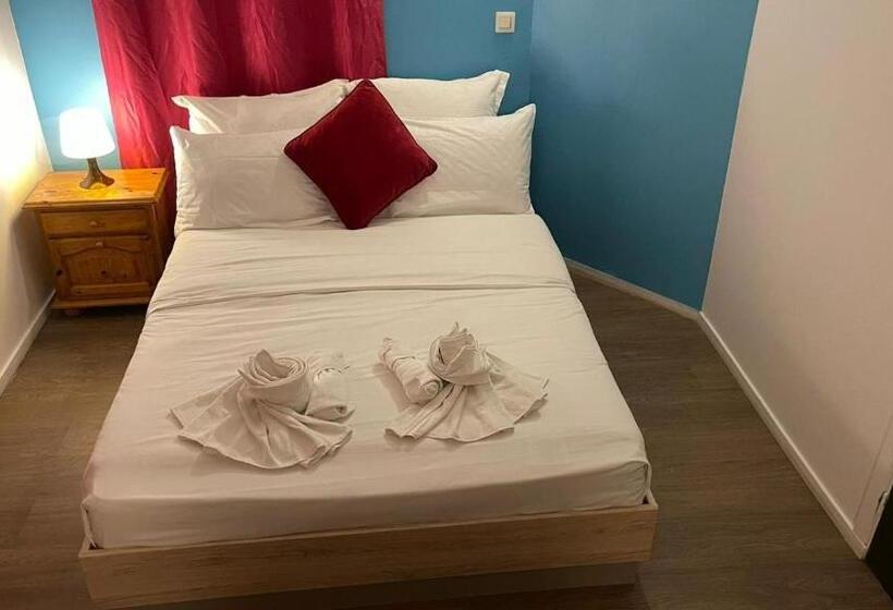 Отель Hôtel Le Saint Quentin