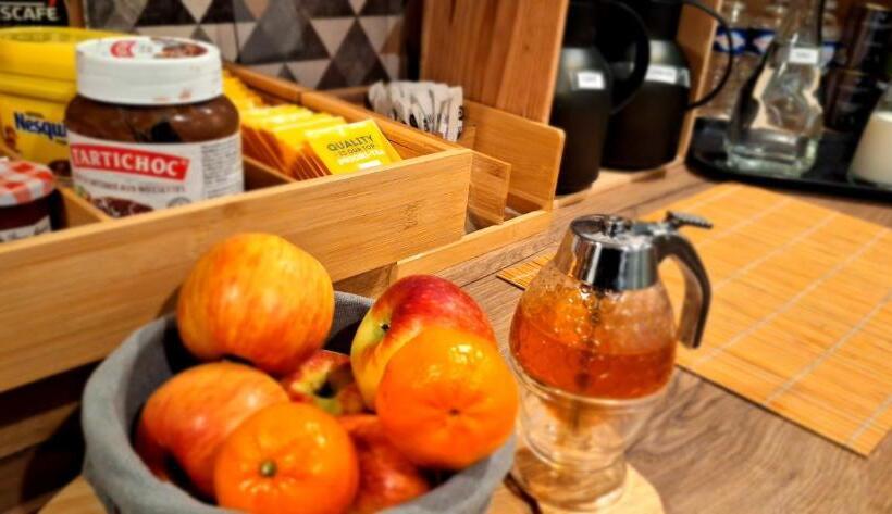 Отель Hôtel Le Saint Quentin