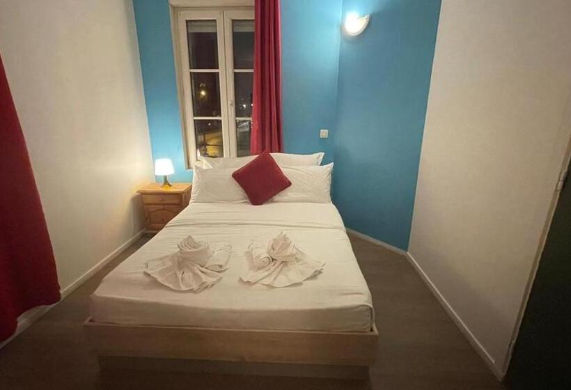 Отель Hôtel Le Saint Quentin