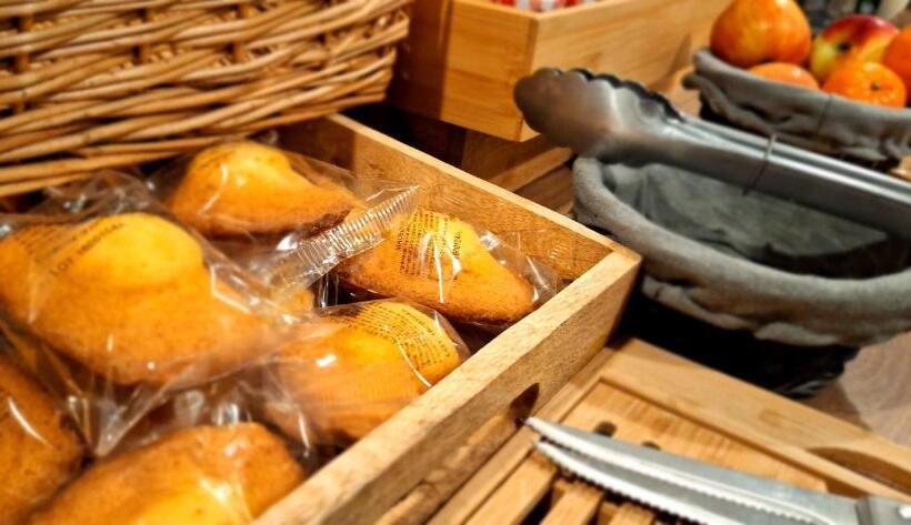 Отель Hôtel Le Saint Quentin