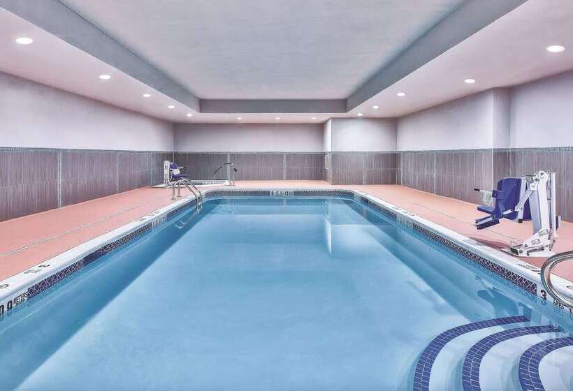 Отель La Quinta By Wyndham Niagara Falls