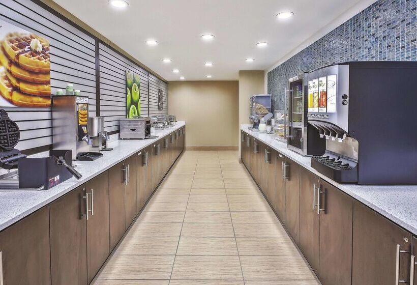 Отель La Quinta By Wyndham Niagara Falls