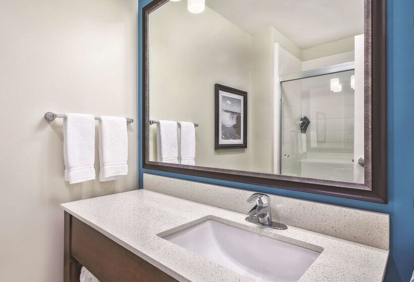 Отель La Quinta By Wyndham Niagara Falls