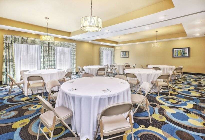 Отель La Quinta By Wyndham Niagara Falls